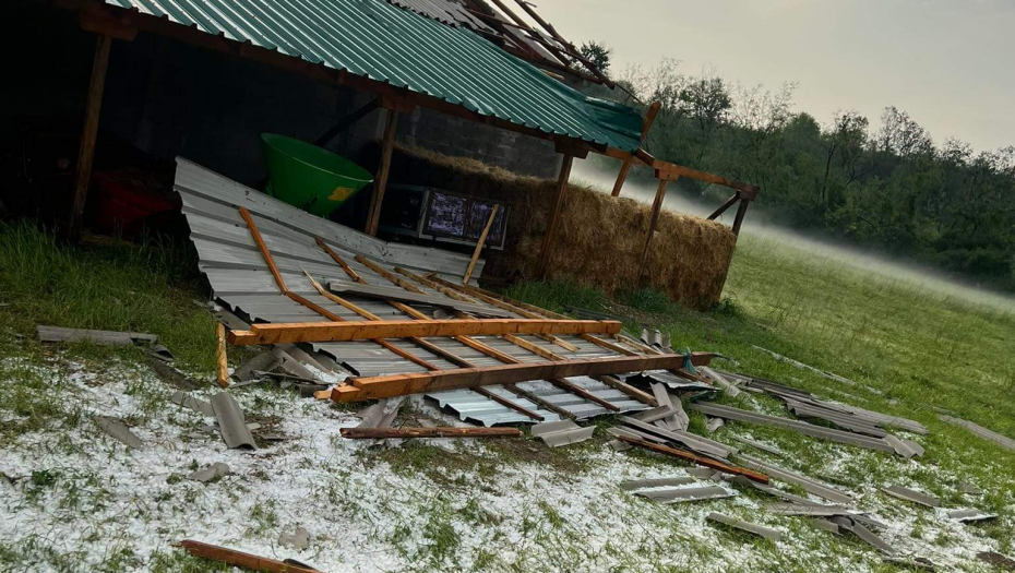 VANREDNA SITUACIJA Stravično nevreme u Šumadiji, leteli krovovi, nestalo struje! (FOTO)