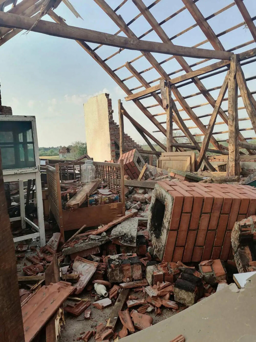 NEZAPAMĆENA KATAKLIZMA U TOPOLI Oboren krst na crkvi, urušene kuće, crepovi po dvorištu