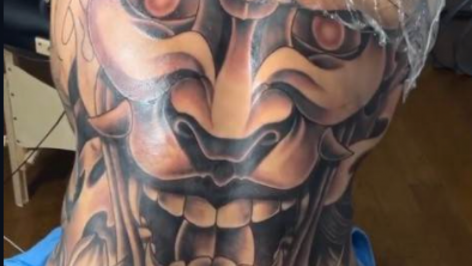 SVI SU ZANEMELI OD NJEGOVE TETOVAŽE Poznati NFL igrač šokirao novim izgledom (FOTO)