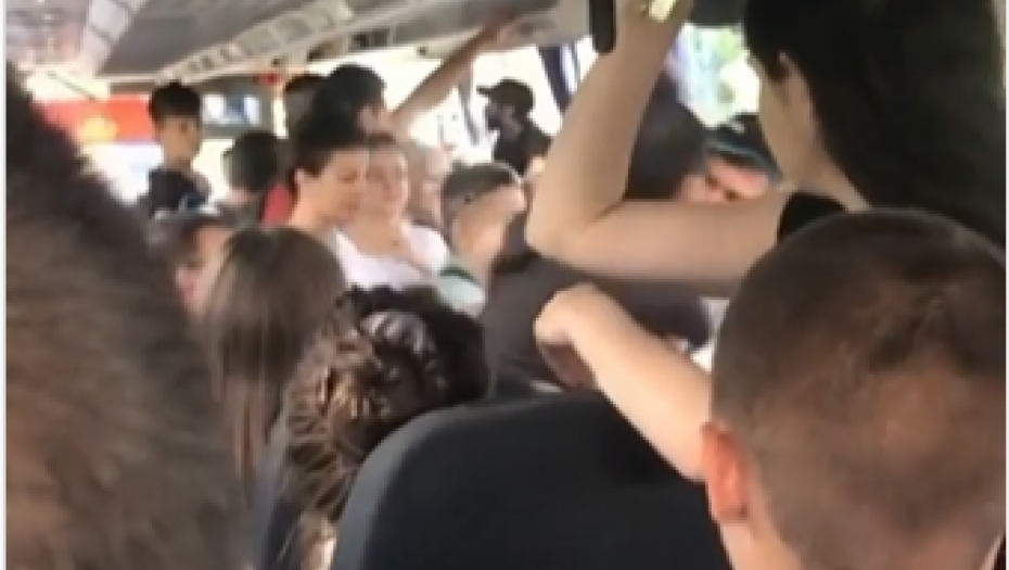 TUČA U GRADSKOM PREVOZU, PUTNICI U ŠOKU Dva muškarca se potukla u prepunom autobusu na liniji Mladenovac-Beograd (VIDEO)