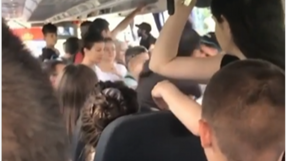 DRAMA U AUTOBUSU GSP Mladić flašom udario vozača u leđa!