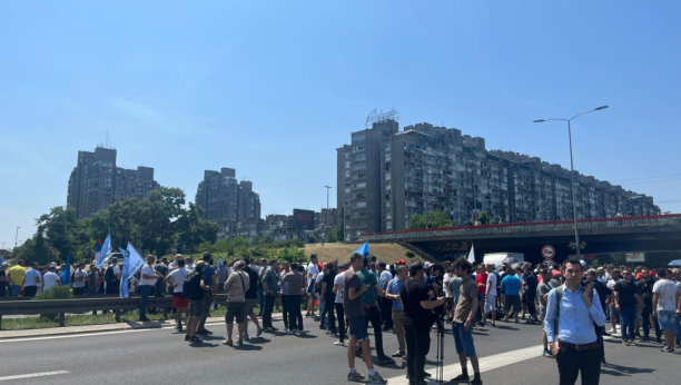 RADNICI FIJATA ODBILI PREGOVORE SA PREMIJERKOM ANOM BRNABIĆ Izašli na ulice pod uticajem lažnih ekologa Dobrice, Ćute i Zelenovića (FOTO)