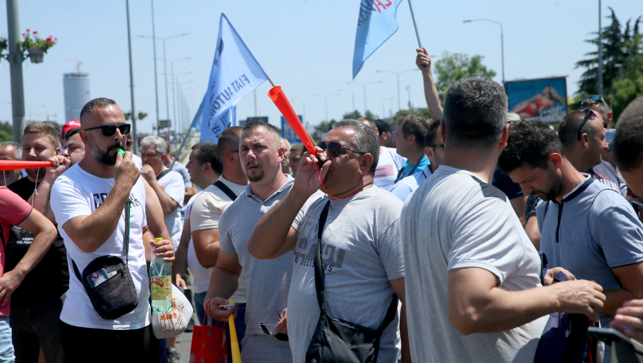 PROPALI POLITIKANTI ALEKSIĆ I ĆUTA HOĆE DA ISKORISTE RADNIKE FIJATA: Opozicionari došli na proteste