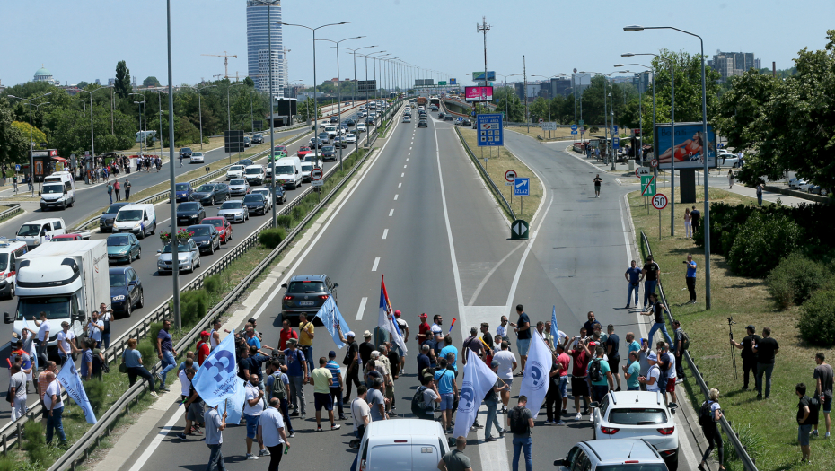 VUĆIĆU OSTAVLJENO DA URADI PRLJAV POSAO UMESTO NJIH Oni koji su doveli Fijat pravili tajni ugovor, kleli se u uspeh kompanije