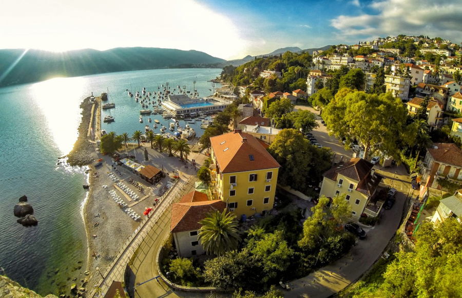 LEŽALJKE I SUNCOBRANI POSLE 17 SATI ZA DŽABE! Crnogorci posebnim pogodnostima ugađaju turistima iz Srbije