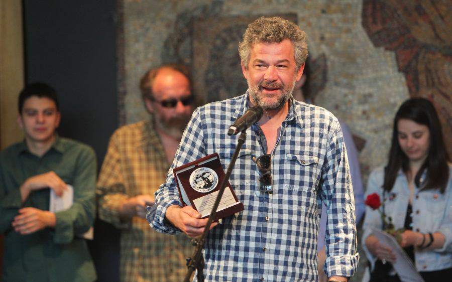 NA GROBU NJEGOVOG SINA NEĆE STAJATI KRST Otac čuvenog Glogovca ne uspeva da sakrije bol