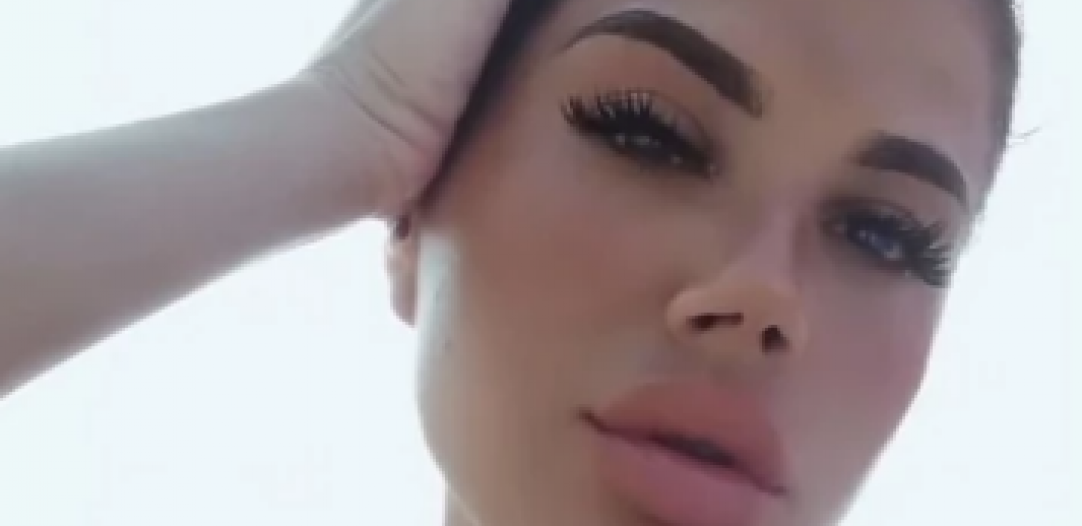 POKAZALA BUJNO POPRSJE Atraktivna supruga našeg poznatog pevača zapalila društvene mreže (FOTO)