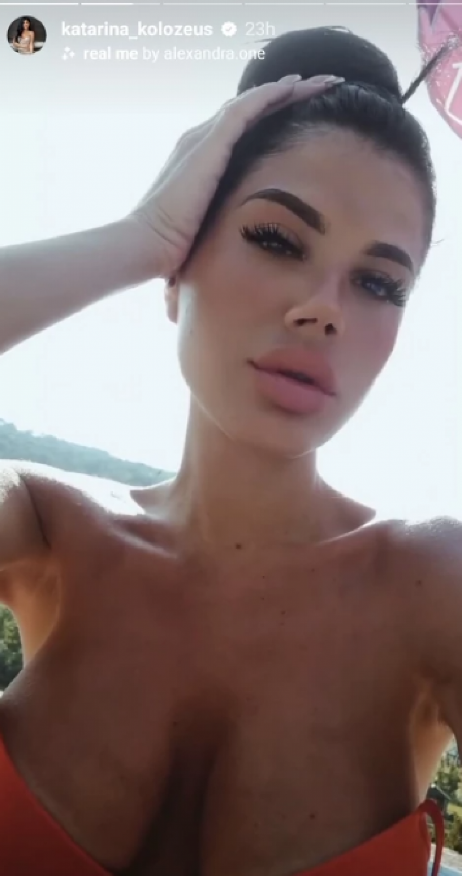 POKAZALA BUJNO POPRSJE Atraktivna supruga našeg poznatog pevača zapalila društvene mreže (FOTO)