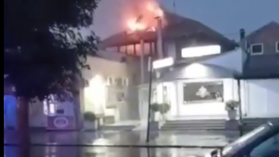 GROM UDARIO U KUĆU U MLADENOVCU Plamen se diže u nebo, u toku gašenje požara (VIDEO)