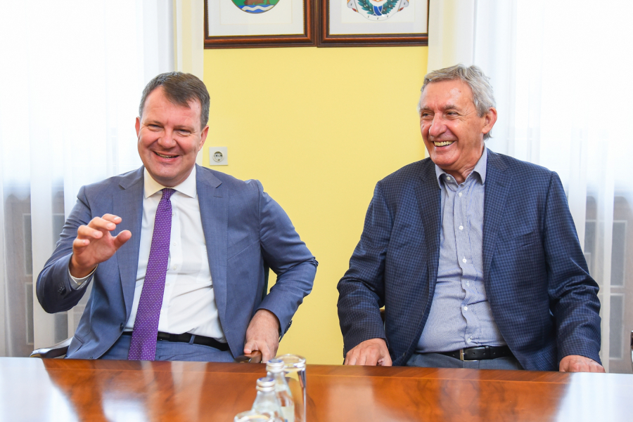 MIROVIĆ SA SPORTSKIM LEGENDAMA Prijem u Pokrajinskoj vladi povodom knjige 