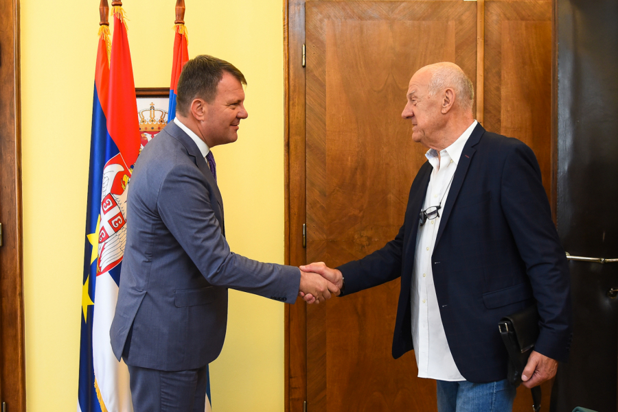 MIROVIĆ SA SPORTSKIM LEGENDAMA Prijem u Pokrajinskoj vladi povodom knjige 