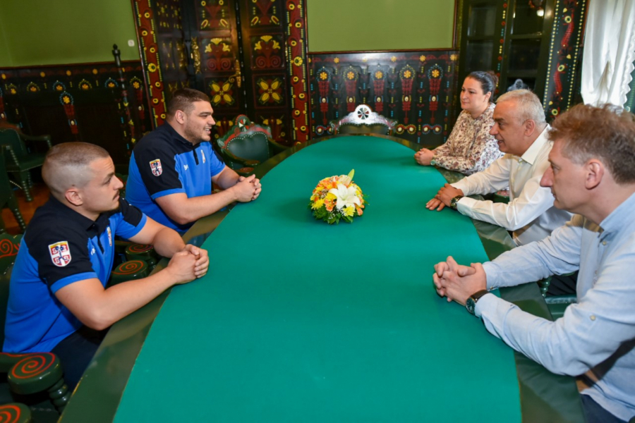 GRADONAČELNIK BAKIĆ: Verujem da je pred dizačem tegova Tamašom Kajdočijem blistava budućnost