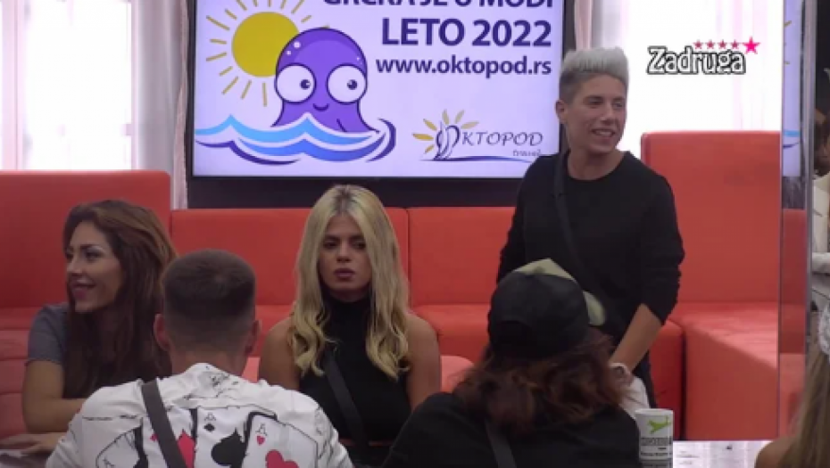 GLEDAOCI RAZOTKRILI MC ALEKS Jovana Tomić Matora nije mogla da sakrije sreću, ipak joj je stalo do nje