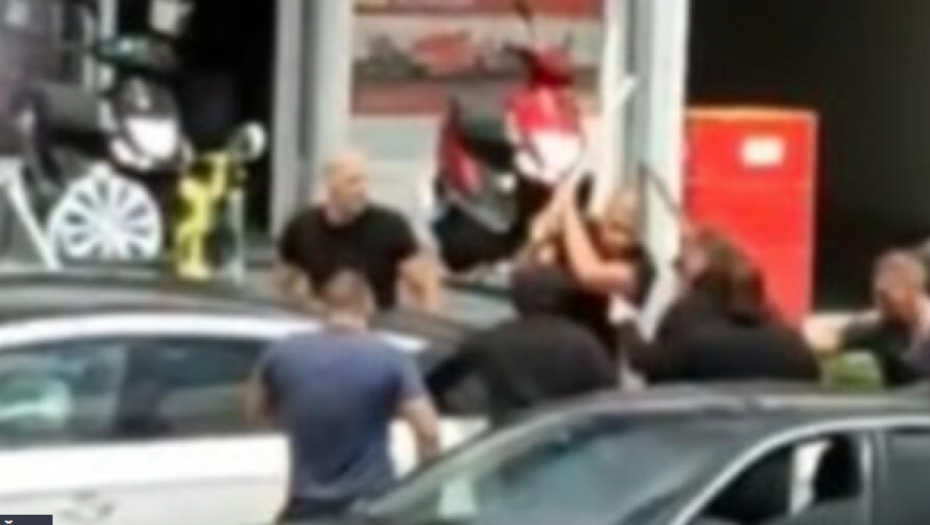 (UZNEMIRUJUĆI VIDEO) MOTKAMA I PESNICAMA TUKLI MLADIĆA NASRED ULICE Užasan prizor u Sremskoj Mitrovici