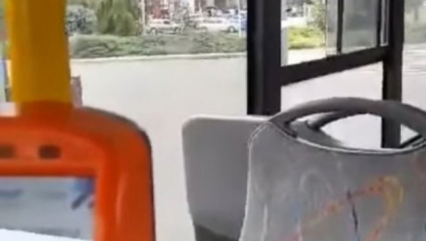 LUDO BEKSTVO IZ PREVOZA Žena iskače kroz prozor autobusa, narod šokiran: "Ne verujem šta gledam" (VIDEO/FOTO)