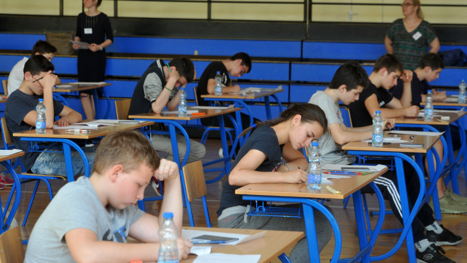 SVE JE SPREMNO ZA BEZBEDNO POLAGANJE MATURE Osmaci raspoređeni po školama u kojima će raditi završne testove