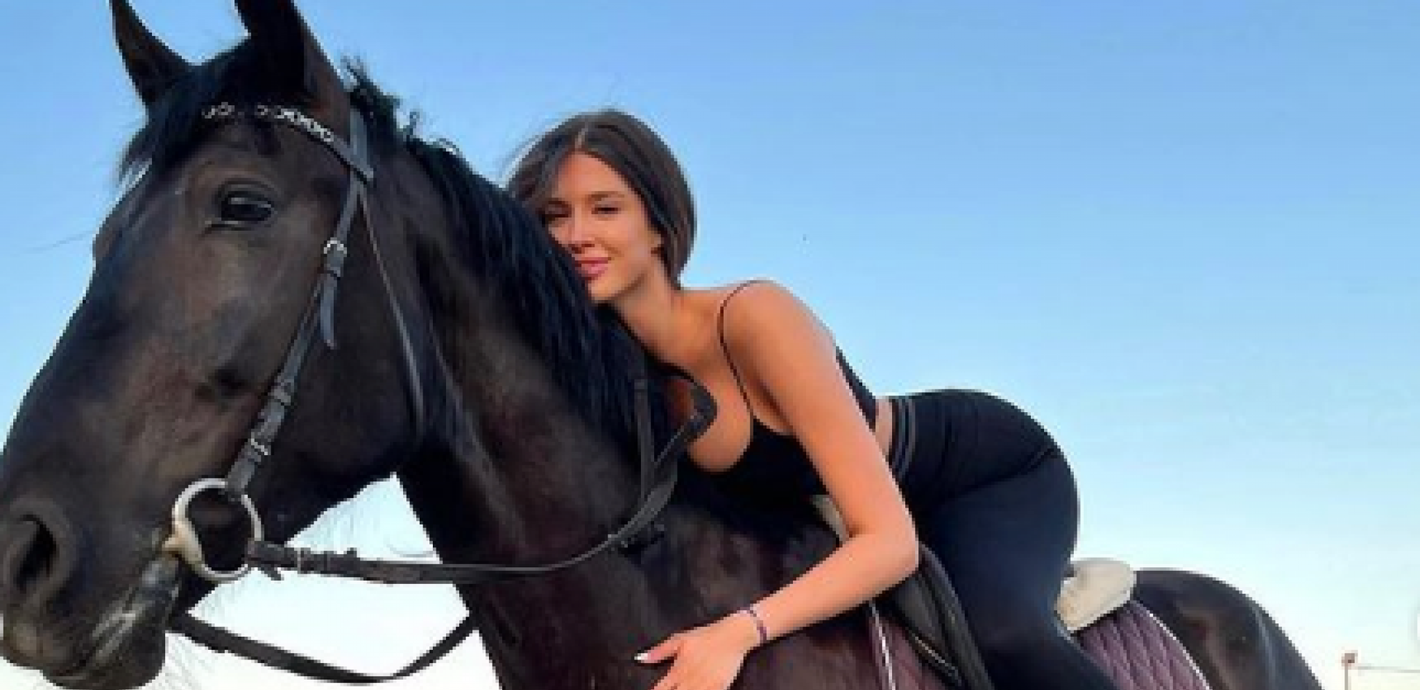 POKAZALA BUJNI DEKOLTE Ćerka Haris Džinovića u vrelom izdanju jahala konja, komentari ne prestaju da se nižu (FOTO)
