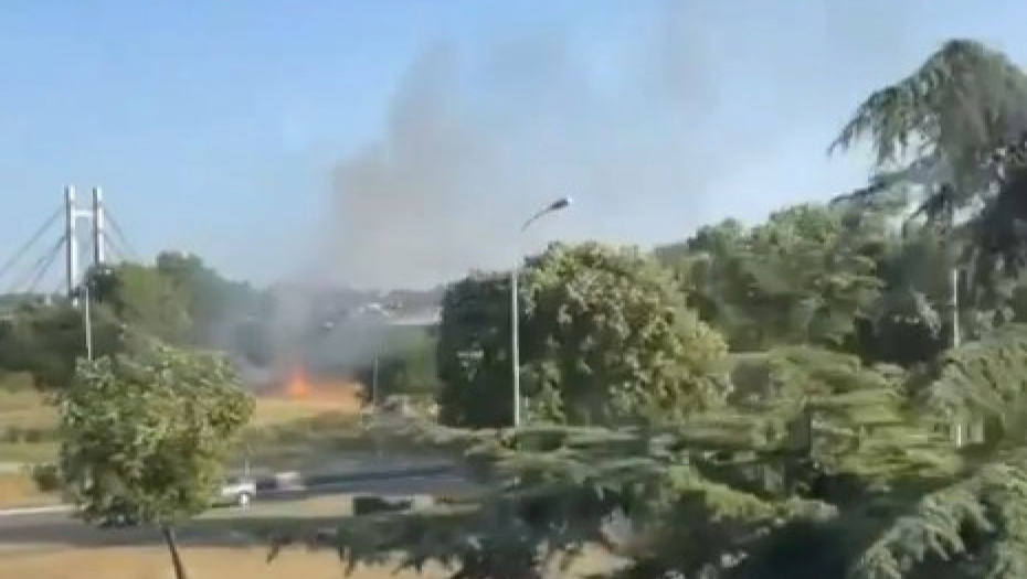 BUKTINJA KOD SAVA CENTRA Izbio požar ispod Gazele, crn dim prekrio nebo, ekipe na terenu (FOTO)