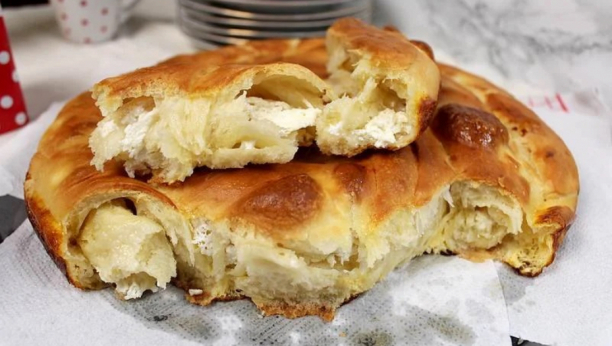 PRAVA DOMAĆA PITA PO RECEPTU NAŠIH BAKA Uvijena pogača punjena sirom, sočna, mekana i neponovljivo ukusna