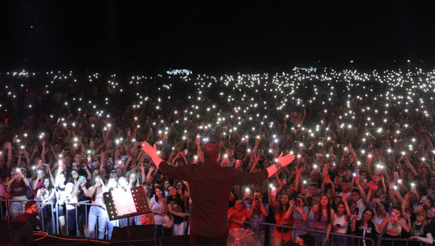 NIŠLIJE U TRANSU Koncertu Ace Pejovića pristvovalo ni manje, ni više nego 17.000 ljudi (FOTO)
