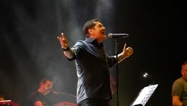 ACO PEJOVIĆ PREKINUO KONCERT Dete palo u nesvest, pevač zvao hitnu pomoć, njegov gest kasnije ostavio bez reči