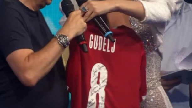 NIJE MOGAO DA SAKRIJE ODUŠEVLJENJE Ceca Ražnatović uručila Popoviću poseban poklon sa posvetom, a evo i od koga je (FOTO)