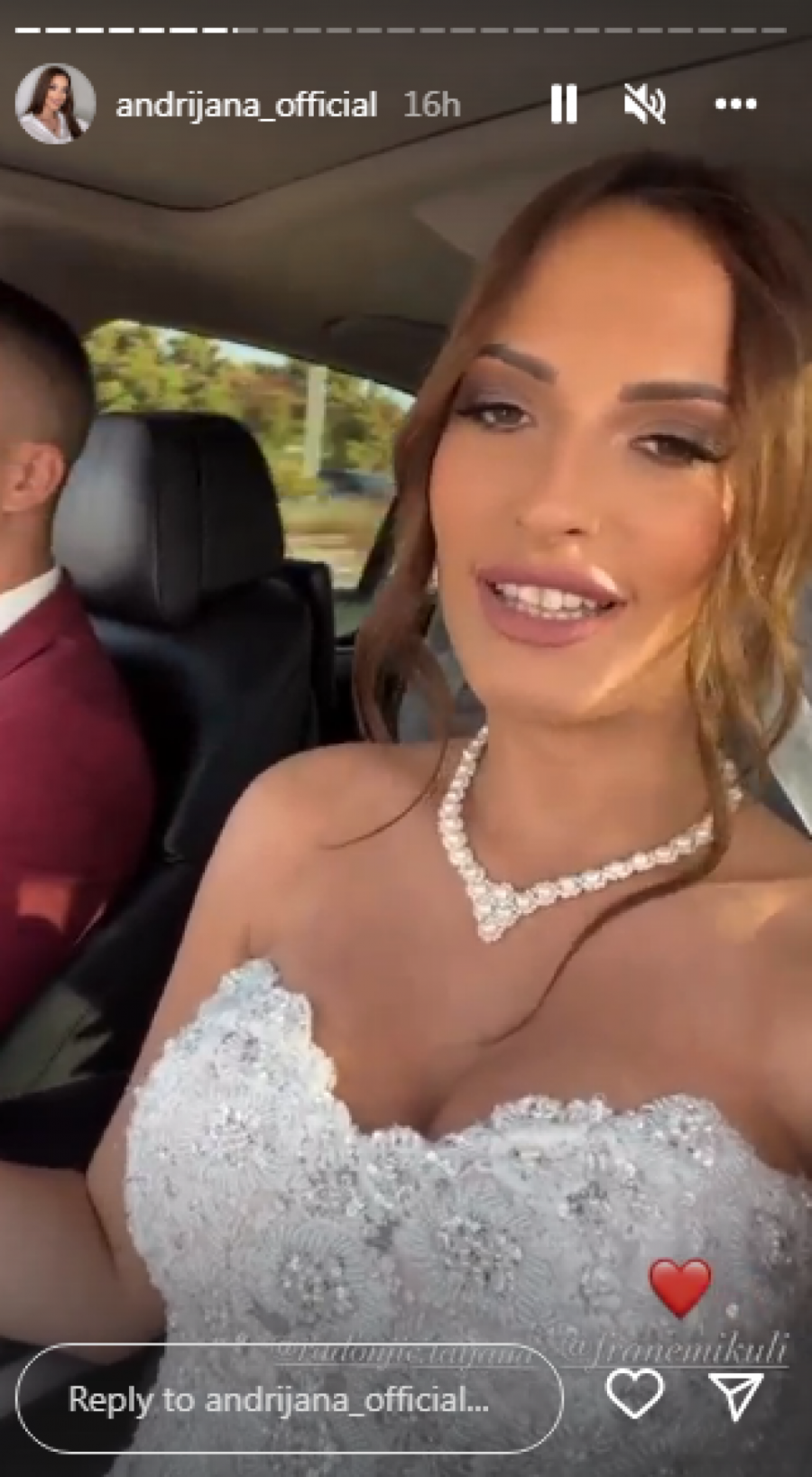 UDALA SE BIVŠA ZADRUGARKA Trudna mlada zablistala u kristalnoj venčanici na intimnoj ceremoniji, pa otkrila pol bebe (FOTO)