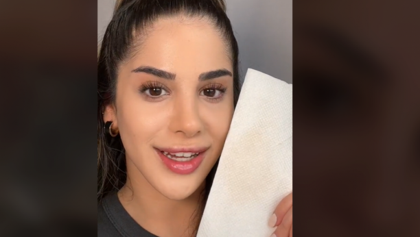 TRAŽITE LI SAVRŠEN PUDER ZA LETO? Ova devojka je otkrila genijalan trik pomoću kog će biti postojan tokom celog dana!