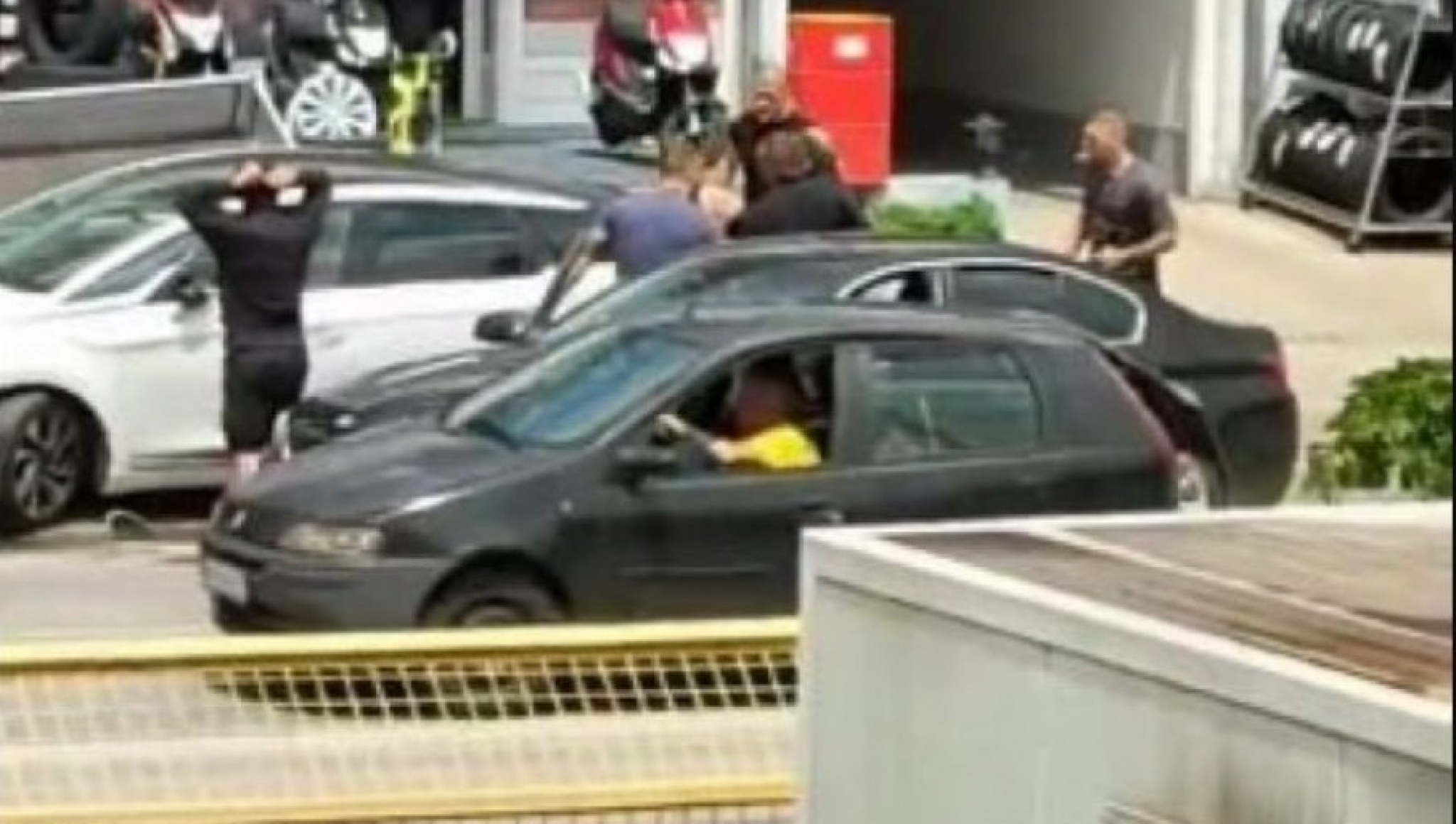 VELJIN VOJNIK TUKAO MLADIĆA MOTKOM! Ko je učesnik incidenta u Sremskoj Mitrovici koji je uznemirio javnost