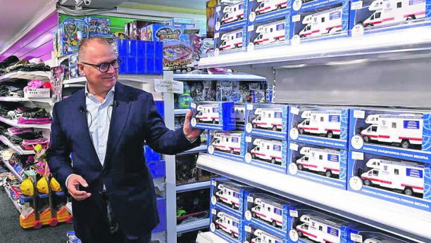 APSOLUTNI HIT Vesićeva pokretna kancelarija postala igračka, prodaje se za 360 dinara kod Kineza: Sav novac ide Fondaciji "Gnezdo"