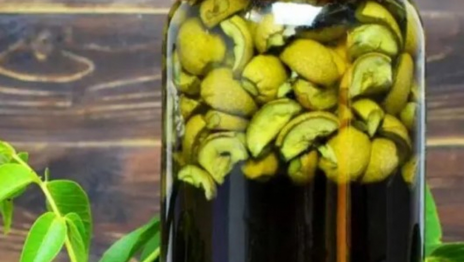 MANASTIRSKI RECEPT ZA LIKER OD ORAHA Čašica ujutro rešava problem sa stomakom, štitnom žlezdom i jača krv