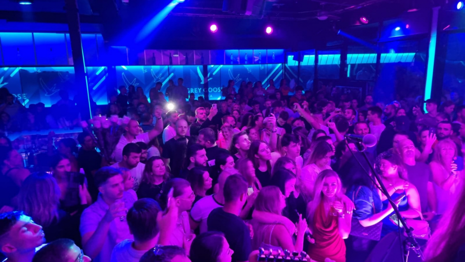 ŽURKA ZA PAMĆENJE Aca Lukas održao spektakularan nastup u Bernu, publika u transu, atmosfera dostigla vrhunac (VIDEO)