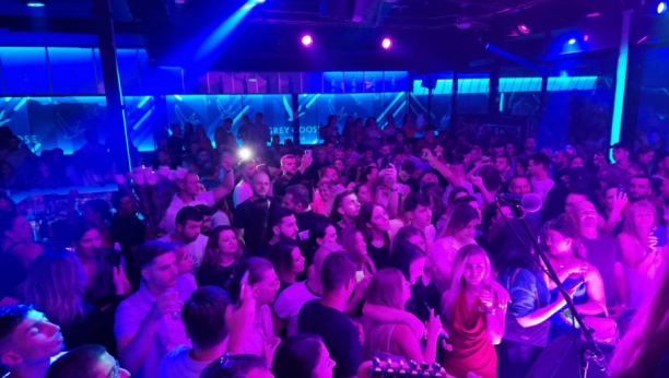 ŽURKA ZA PAMĆENJE Aca Lukas održao spektakularan nastup u Bernu, publika u transu, atmosfera dostigla vrhunac (VIDEO)