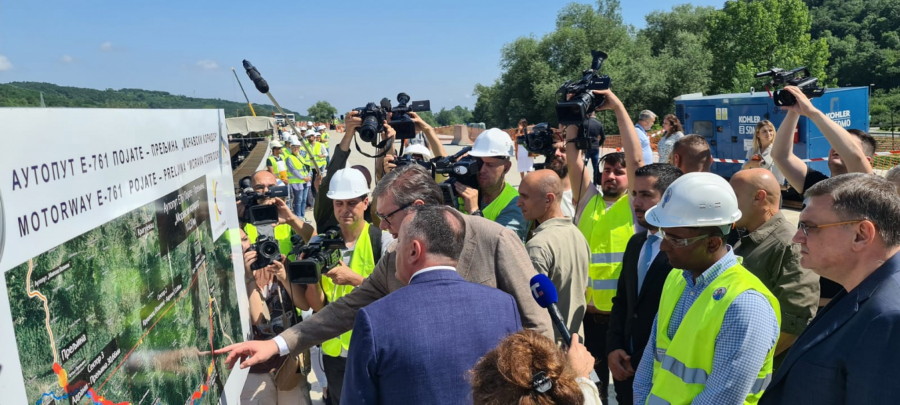 PREDSEDNIK VUČIĆ NA OTVARANJU AERODROMA ROSULJE 