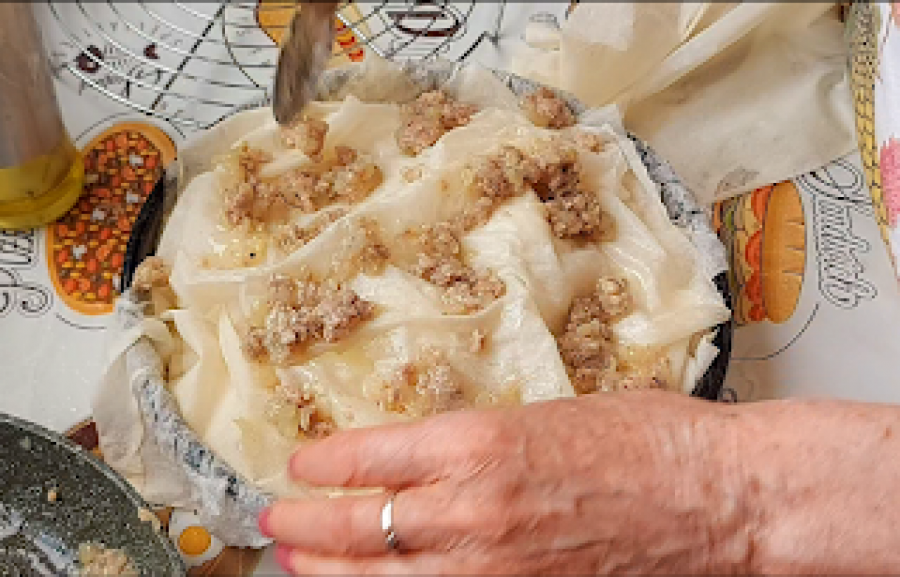 DORUČAK KOJI ĆETE OBOŽAVATI Evo kako da sami napravite burek sa mesom (VIDEO)