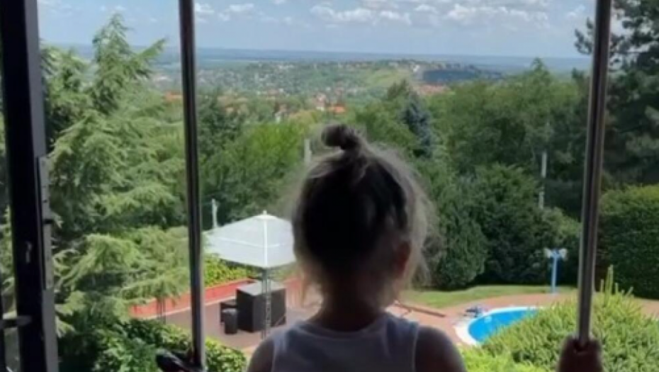 Voditeljka uživa u pogledu