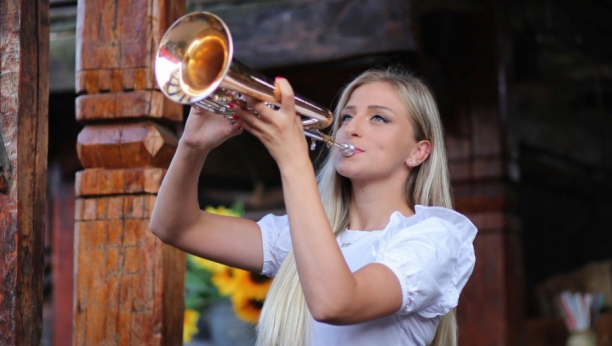 DANIJELA JE PRVA TRUBA SRBIJE: Jedina je žena na čelu orkestra, čuveni trubač Boban Marković joj je dao titulu "princeze trube"