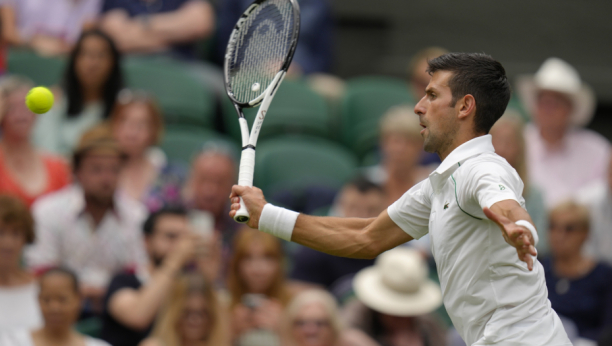 NOLE IGRAO U UŽASNIM USLOVIMA Đokovićem meč dva puta prekidan, navijačima pozlilo - prava drama