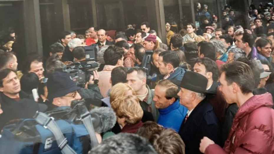 VESIĆ: Aleksandar Vučić i ja među stotinama ljudi koji '90ih protestuju zbog ukidanja "Utiska nedelje" na Studiju B (FOTO)