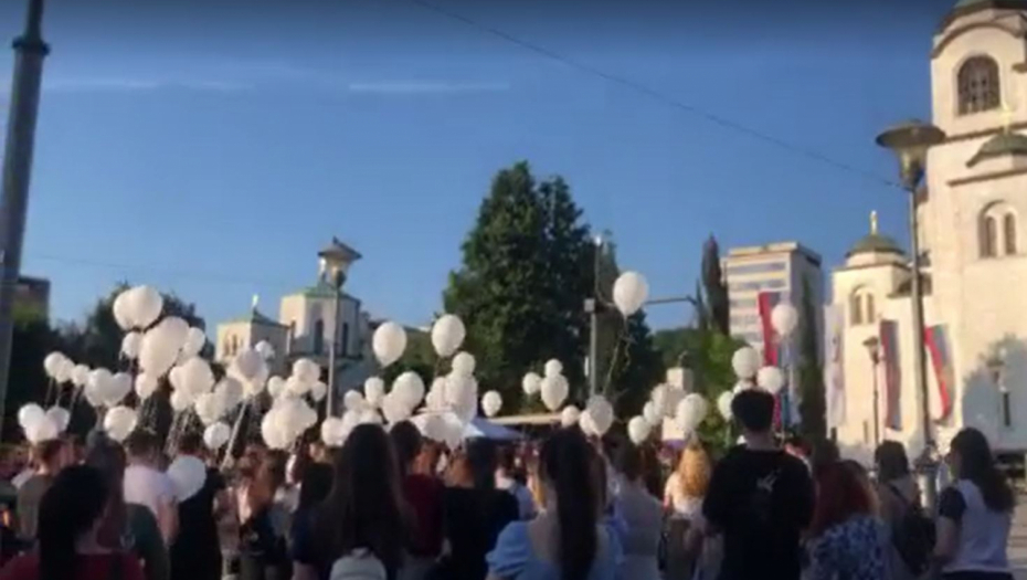PUŠTENI BELI BALONI Beograđani i Čačani se emotivno oprostili od tinejdžera koji su tragično izgubili život u saobraćajnoj nesreći (VIDEO)