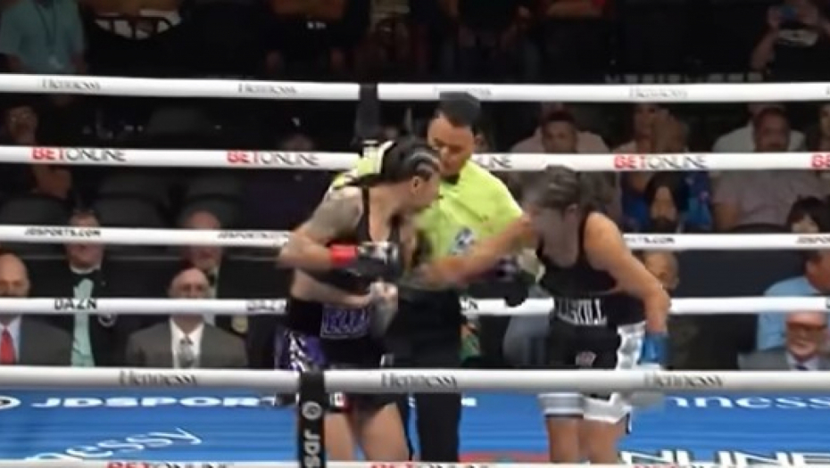 KAKAV HAOS Bokserka pretučena nakon tri runde, tražila da ide kući (VIDEO)