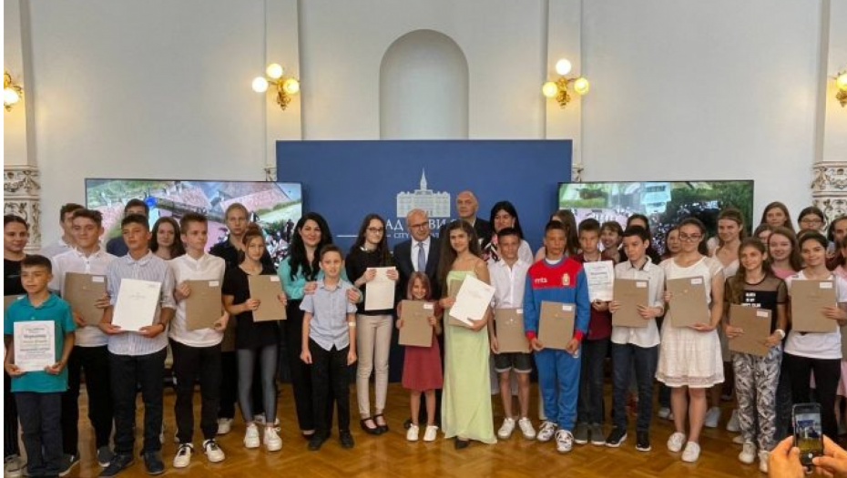 VUČEVIĆ URUČIO VIDOVDANSKE NAGRADE NAJBOLJIM UČENICIMA: Ako se odlučite da deo svog školovanja ili studiranja provedete u inostranstvu, vratite se u otadžbinu (FOTO)