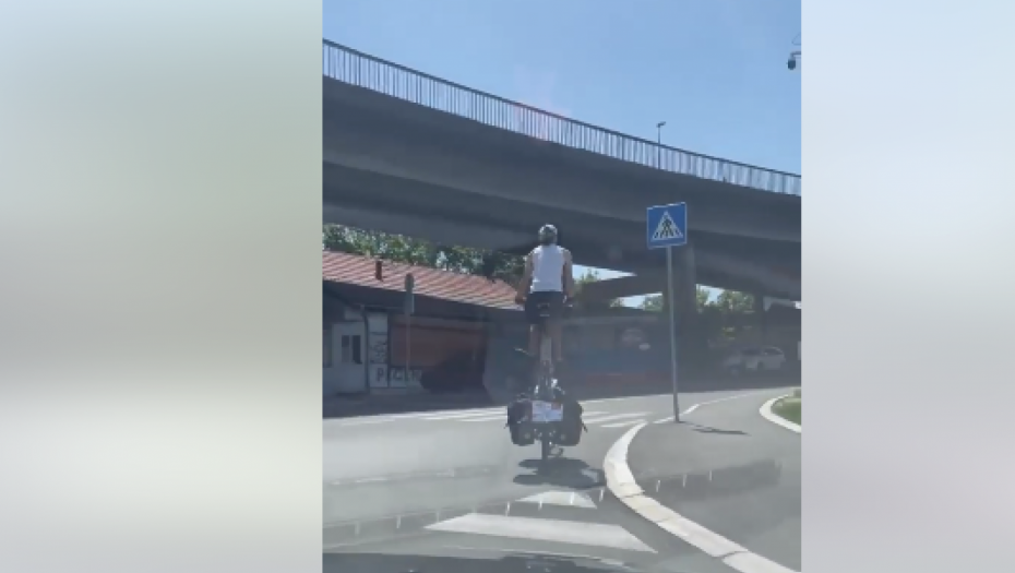 NEZAPAMĆEN PRIZOR KOD PANČEVCA Dečko vozi bicikl kakav do sada niste videli, građani posmatraju u neverici i pitaju se kako se popeo (VIDEO)