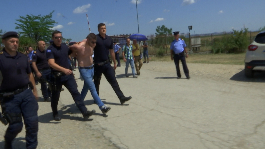 NA GAZIMESTANU PRIVEDEN MLADIĆ IZ BEOGRADA Policija mu stavila lisice na ruke i odvezla ga u Prištinu (FOTO,VIDEO)