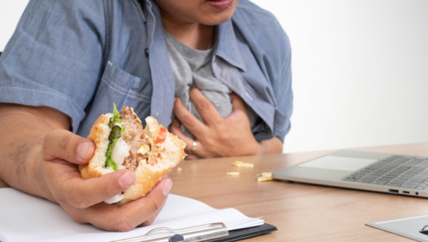 KAŠLJITE DOK NE DOĐE HITNA POMOĆ Kod srčanog udara ovaj postupak od 10 sekundi može spasiti život