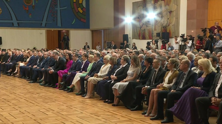 ČITAVA DRŽAVA S PAŽNJOM SLUŠA VUČIĆEV GOVOR 