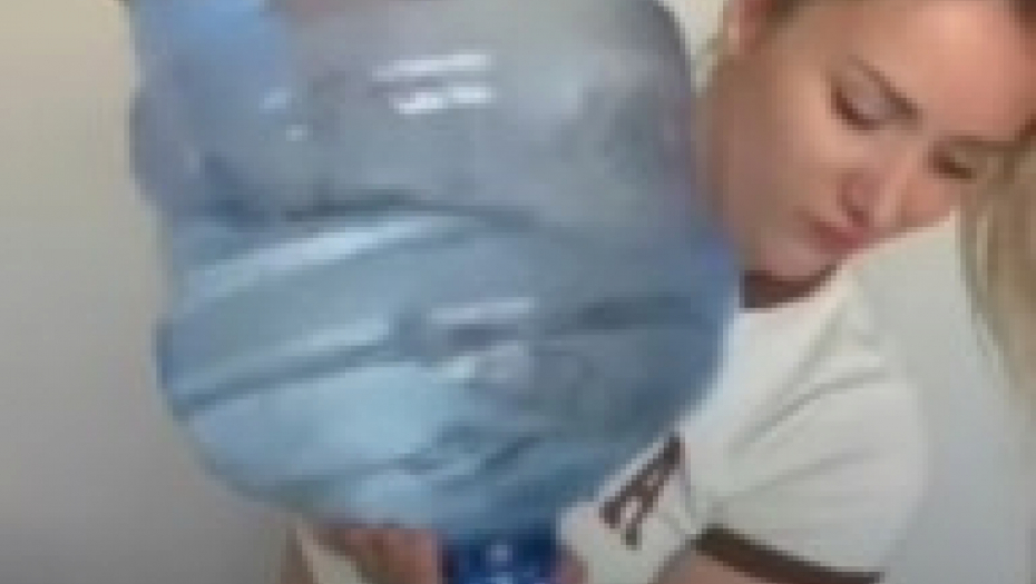 VIDEO OD NEKOLIKO SEKUNDI "PLANUO" NA MREŽAMA Devojka pokazala kako su devojke sa Balkana "lepe i sposobne"