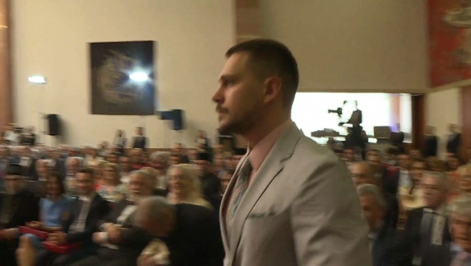 VUČIĆ ODLIKOVAO MILOŠA BIKOVIĆA Poznatom srpskom glumcu uručen orden Karađorđeve zvezde (FOTO)