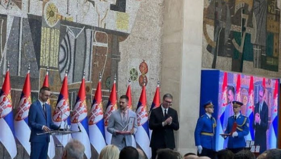OGLASIO SE PRVI ČOVEK NOVOG SADA Vučević: "Aleksandar Vučić ponosito brani boje naše zemlje, baš kako su nas zavetovali preci" (FOTO)