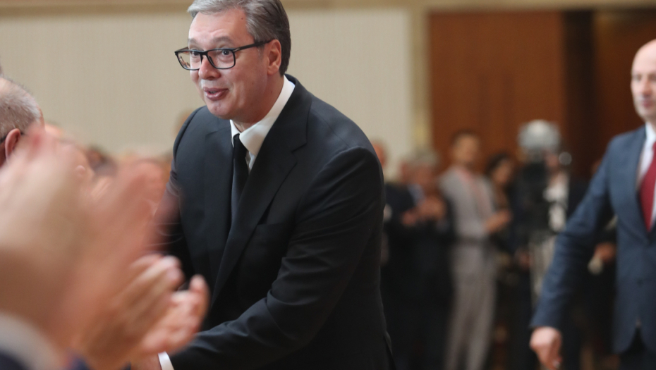 POZNATI PEVAČ "UHVAĆEN" NA TELEFONU Pogledajte zanimljiv detalj sa Vidovdanske svečanosti u Palati Srbija (FOTO)